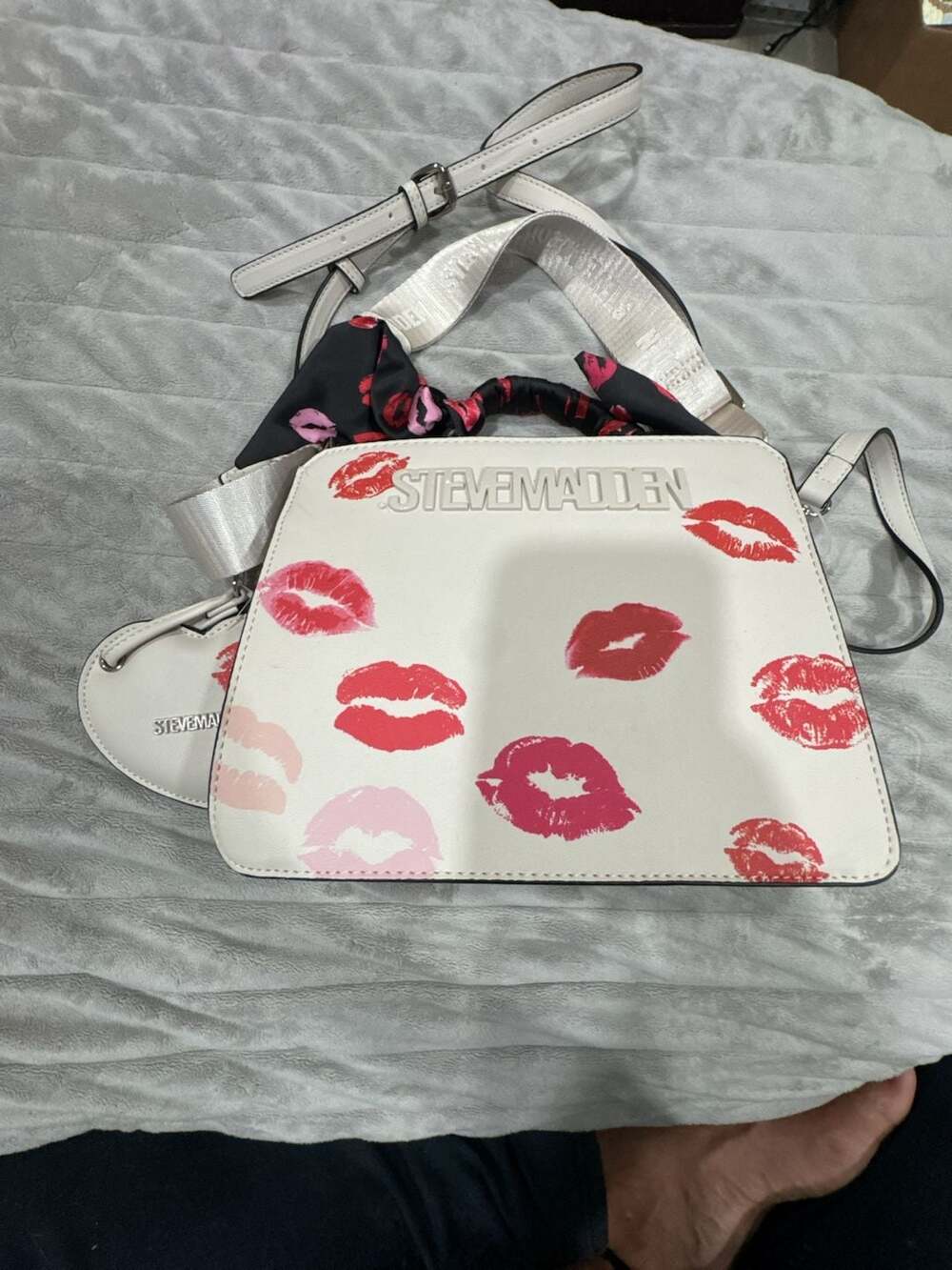 Steve Madden BEVELYN Crossbody Bag in Chalk with Kiss Print